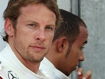 Jenson Button (vlevo) a Lewis Hamilton z McLarenu po kvalifikaci na VC Monaka