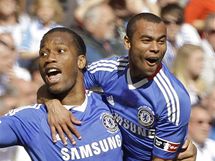 Didier Drogba (vlevo) a Ashley Cole z Chelsea slav gl do st Portsmouthu ve finle Anglickho pohru