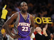 Jason Richardson z Phoenixu Suns natvan z vvoje zpasu proti LA Lakers. A v pozad aplaudujc losangelet fanouci 