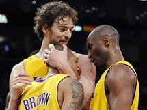 Pau Gasol a Kobe Bryant utuj Shannona Browna z LA Lakers po nepovedenm smei proti Phoenixu Suns