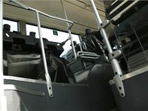 Na zadn sedadla v autobusu Mercedes CapaCity mus cestujc vylzt po schdkch 
