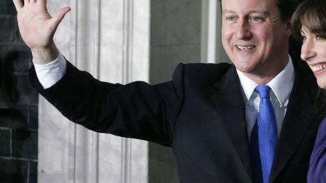 David Cameron odjídí od Buckinghamského paláce, kde ho královna jmenovala novým premiérem. (11. kvtna 2010)