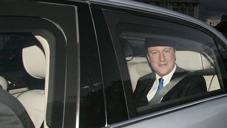 David Cameron odjídí od Buckinghamského paláce, kde ho královna jmenovala novým premiérem. (11. kvtna 2010)