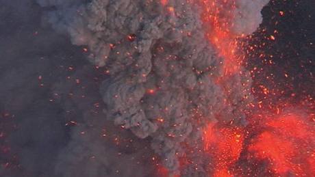 Mrak popela ze sopky Eyjafjallajökull dosahuje výšky devíti kilometrů. Mrak popela ze sopky Eyjafjallajökull dosahuje výšky devíti kilometrů.