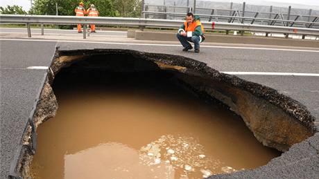 Rozvodnný potok podemlel most na dálnici M1 u msta Györ na severozápad Maarska. (19. kvtna 2010)