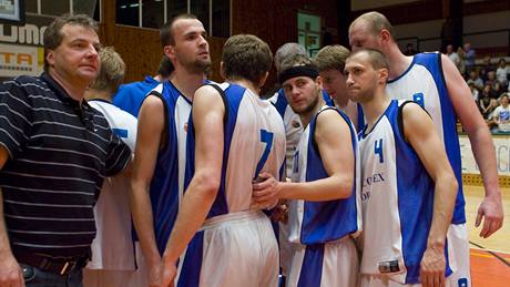 ZASE NIC. Plzenští basketbalisté do nejvyšší soutěže opět nepostoupili. Radovali se hráči BA Sparta ZASE NIC. Plzenští basketbalisté do nejvyšší soutěže opět nepostoupili. Radovali se hráči BA Sparta