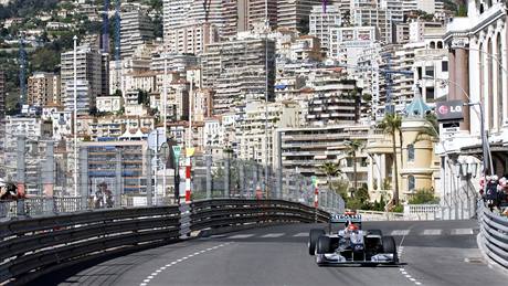 Michael Schumacher v ulicích Monaka pi prvním tréninku na Velkou cenu