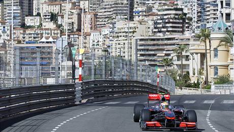 Fernando Alonso v ulicích Monaka pi prvním tréninku na Velkou cenu