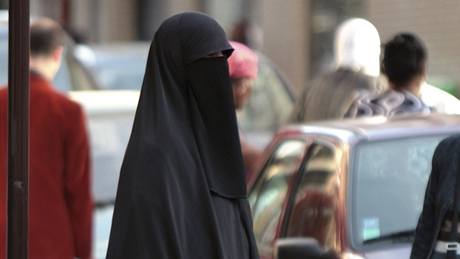 Muslimka v níkábu ve francouzské metropoli Paíi (18. 5. 2010)