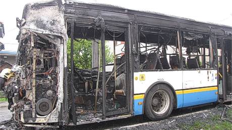 Autobus, který shoel v Ostrav-Hoálkovicích. (14. kvtna 2010)