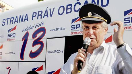 Miloš Zeman při zahájení volebního turné autobusu Zemák. (11. května 2010) Miloš Zeman při zahájení volebního turné autobusu Zemák. (11. května 2010)