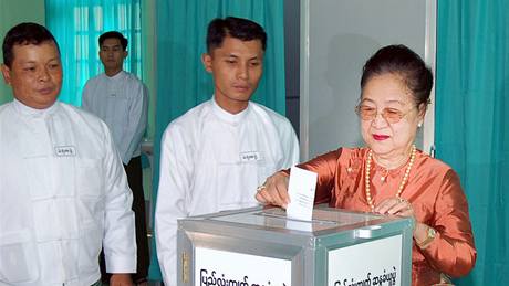 První dáma Barmy Kyaing Kyaing hlasuje pi referendu o nové ústav státu.