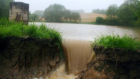 Protržená nádrž na Loučeňském potoce u Hustopečí nad Bečvou. (14. května 2010) Protržená nádrž na Loučeňském potoce u Hustopečí nad Bečvou. (14. května 2010)