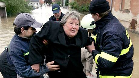 Hasiči evakuují obyvatele zatopených Troubek. (18. května 2010) Hasiči evakuují obyvatele zatopených Troubek. (18. května 2010)