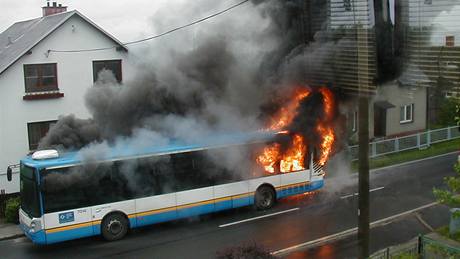 Hoící autobus, jak ho zachytil pohotový svdek