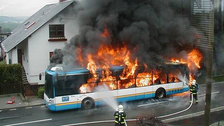 Hoící autobus, jak ho zachytil pohotový svdek