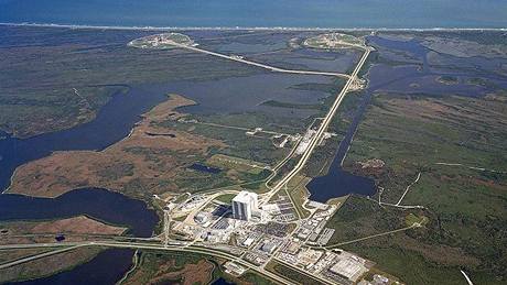 Letecký pohled na srdce start raketoplán na Florid: v popedí montání hala VAB, vzadu startovací rampy.