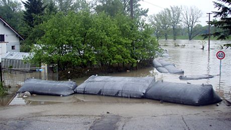 Voda zaplavila i dalí obce v okolí Ostravy