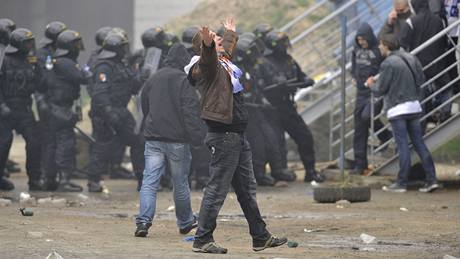 Policisté zasahují proti fanoukm Baníku. (15. kvtna 2010)