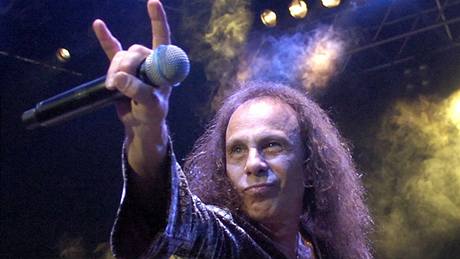 Ronnie James Dio pi koncert ve výcarském Montreux v roce 2007