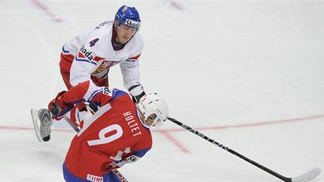 Norského hokejistu Mariuse Holteta se snaí pibrzdit eský bek Petr áslava. 