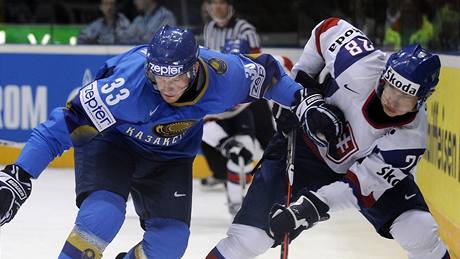 Andrej Gavrilin z Kazachstánu (vlevo) bojuje o puk se slovenským hokejistou Richardem Pánikem.