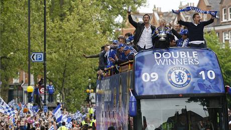 PÁRTY S FANOUKY. Fotbalisté Chelsea oslavují v Londýn se svými fanouky získ ligového titulu a vítzství v Anglickém poháru.