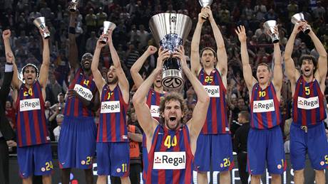Roger Grimau, kapitán Barcelony, zvedá nad hlavu pohár pro vítze Euroligy. 
