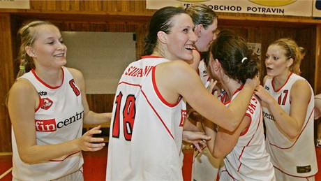 Basketbalistky Pardubic slaví vítzství v první lize a postup do nejvyí soute. Zleva: Pavlína Chocholouová, Hana Kramperová, Renáta Bezinová, Martina Jiroutková a Sabina Petrásková