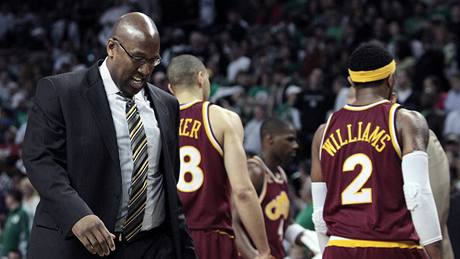 Mike Brown, kouč Clevelandu Cavaliers, a jeho svěřenci Anthony Parker a Mo Williams po skončení čtvrtého zápasu série s Bostonem Celtics Mike Brown, kouč Clevelandu Cavaliers, a jeho svěřenci Anthony Parker a Mo Williams po skončení čtvrtého zápasu série s Bostonem Celtics