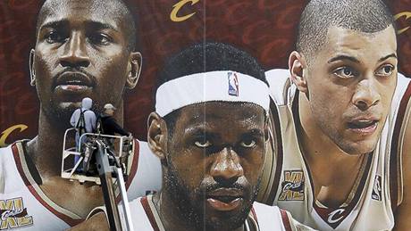Jawad Williams, LeBron James a Anthony Parker (zleva) byli hrdiny reklamy na play-off NBA: Po vypadnutí jejich klubu ale musí bilboard pry
