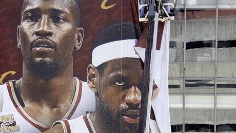 Jawad Williams a LeBron James byli hrdiny reklamy na play-off NBA: Po vypadnutí jejich klubu ale musí bilboard pry