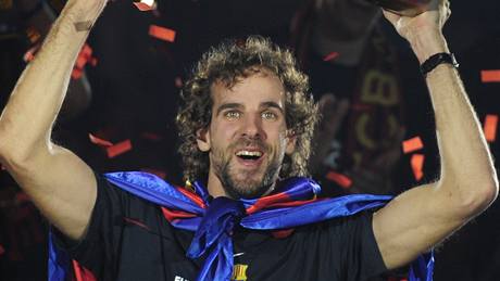 Kapitán Barcelony Roger Grimau s trofejí pro vítze Euroligy