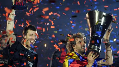 Kapitán Barcelony Roger Grimau (vpravo) a pivot Fran Vazquez s trofejí pro vítze Euroligy