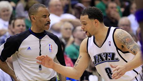 Deron Williams z Utahu Jazz debatuje s rozhodčím Danem Crawfordem Deron Williams z Utahu Jazz debatuje s rozhodčím Danem Crawfordem