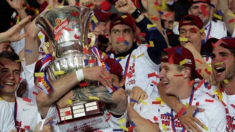 Fotbalisté Sparty slaví s pohárem pro eského mistra