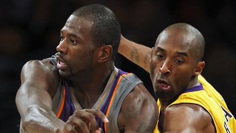 Jason Richardson (vlevo) z Phoenixu Suns piel o mí po zásahu Kobeho Bryanta z LA Lakers