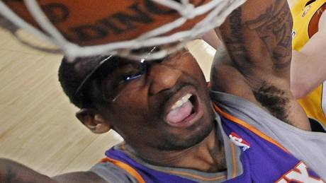 Amar´e Stoudemire z Phoenixu Suns smeuje do koe, pihlíí Pau Gasol z LA Lakers