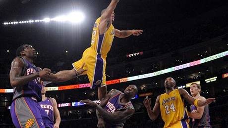 Shannon Brown z LA Lakers se pokusil smeovat do koe Phoenixu Suns pes Jasona Richardsona. Marn
