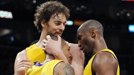 Pau Gasol a Kobe Bryant utují Shannona Browna z LA Lakers po nepovedeném smei proti Phoenixu Suns