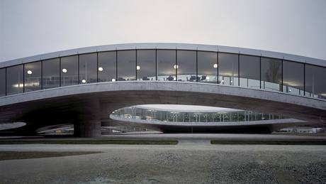 Rolex Learning Center v Lausanne od ateliéru Sanaa vypadá jako ementál