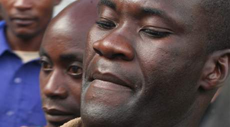 Homosexuálové Tiwonge Chimbalanga (vpravo) a Steven Monjeza byli v Malawi odsouzeni za symbolický satek. (20. kvtna 2010)