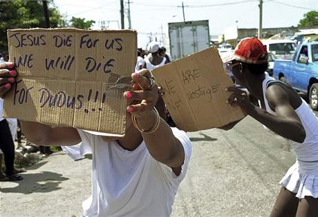 Obyvatel Kingstonu protestuj proti vydn drogovho bosse Christophera "Duduse" Cokea do USA