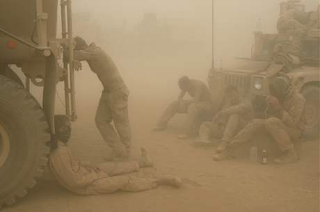 Psunci americk nmon pchoty se chrn ped psenou bou v provincii Helmand (7. kvtna 2008)