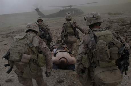Vojentí lékai nesou písluníka americké námoní pchoty do helikoptéry v provincii Helmand (6. ervna 2009)