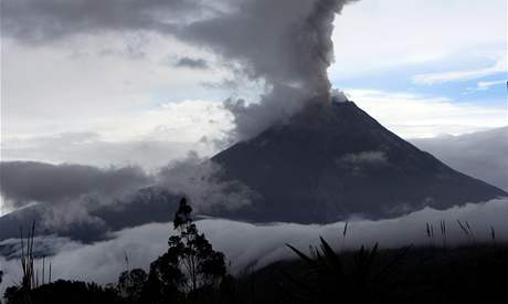 Erupce ekvdorsk sopky Tungurahua nedaleko Cotalo (28. kvtna 2010)