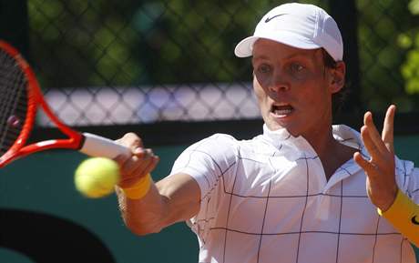 Tom Berdych v souboji prvnho kola Roland Garros proti Chilanu Aguilerovi.