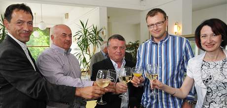 Volebn jednika jihomoravsk ODS Vclav Mencl (uprosted) oslavuje vtzstv strany v okrese Brno-msto