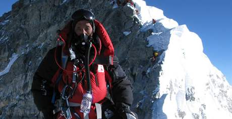 Nepálec Apa Sherpa drí rekord ve výstupech na Mount Everest.