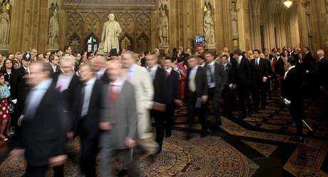 Nov zvolen poslanci smuj z doln komory parlamentu do Snmovny lord na krlovninu e, kterou panovnice zahj nov zasedac obdob parlamentu (25. kvtna 2010)